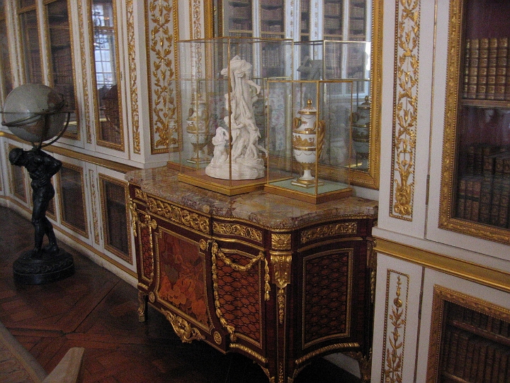 135 Versailles Louis XVI chambers tour.jpg